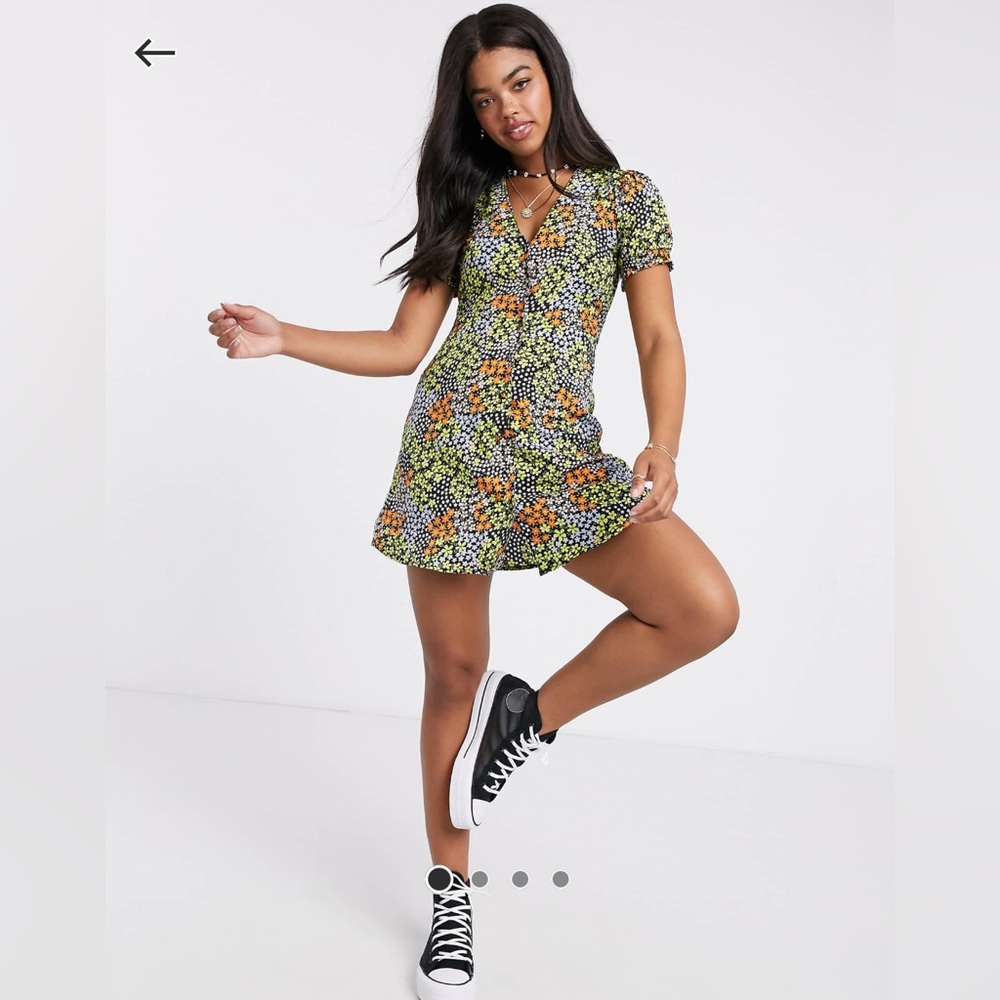 Floral tea dress, elastic at sleeve.